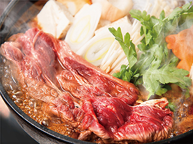 特製の味噌仕立ての割したで味付けする『馬すき焼き鍋』｜大衆馬肉酒場　三村　上野店 